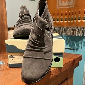 Earth Dark Gray Ankle Boots